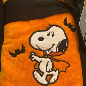 Peanuts 🧡 Snoopy “Vampire” Halloween Hand towel